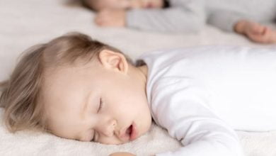 أسباب التعرق أثناء النوم عند الأطفال