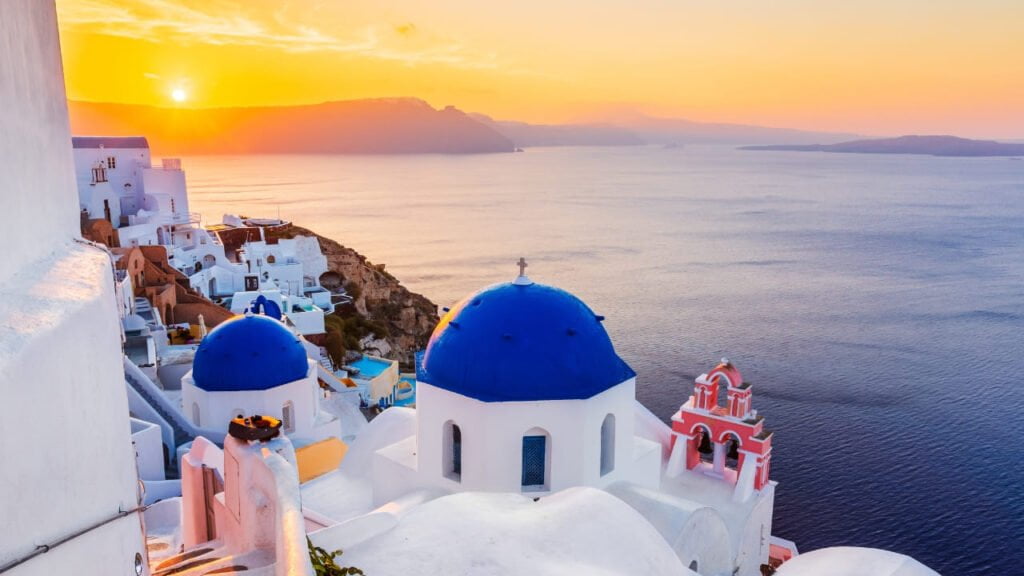 جزيرة سانتوريني، اليونان أفضل 10 جزر ساحرة في العالم